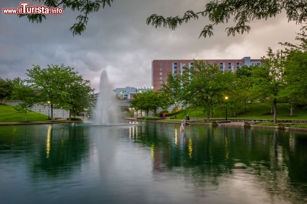 Immagine Uno scorcio dell'Indiana Central Canal a Indianapolis, Indiana (USA). In origine era destinato a collegare il canale di Wabash e il canale Erie con con il fiume Ohio.