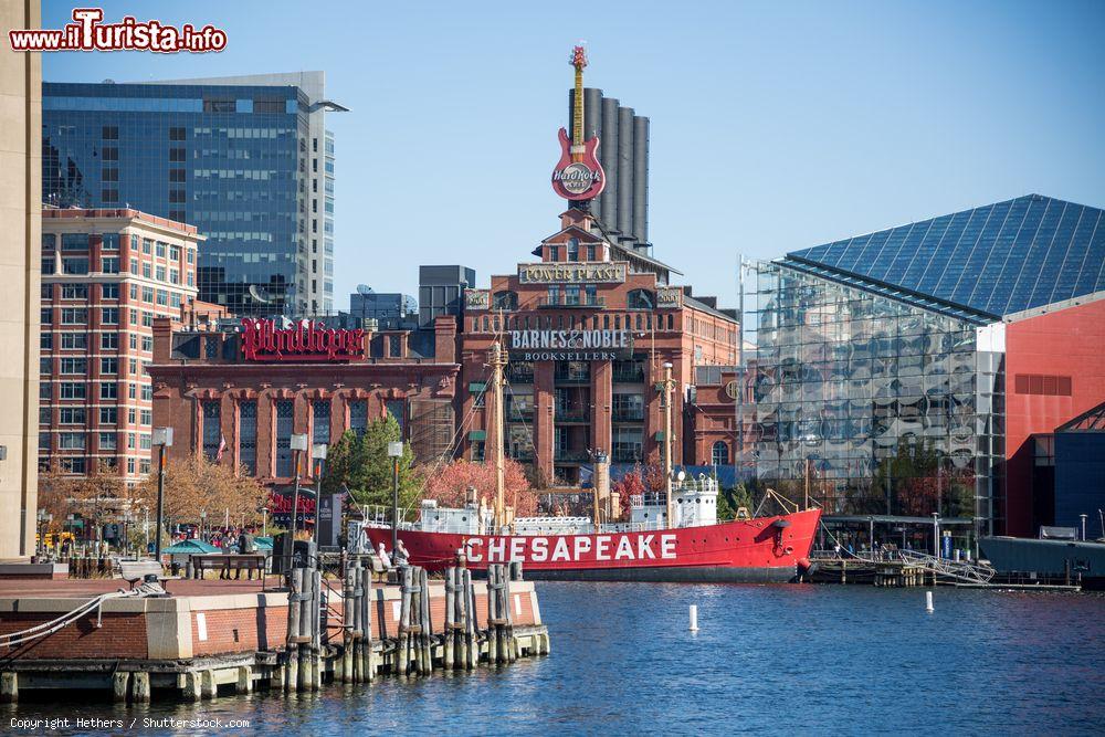 Immagine Uno scorcio dell'Inner Harbor a Baltimora, Maryland. Sullo sfondo, edifici moderni e antichi  - © Hethers / Shutterstock.com
