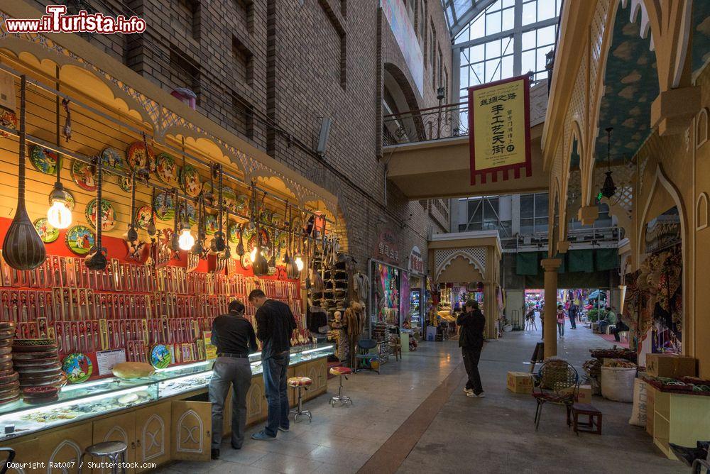 Immagine Uno scorcio dell'International Grand Bazar di Urumqi, Repubblica Popolare Cinese - © Rat007 / Shutterstock.com