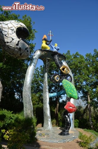 Immagine Uno scorcio dell'interno del Giardino dei Tarocchi a Capalbio, provincia di Grosseto, Toscana.