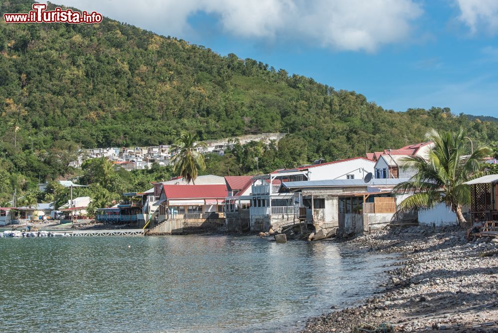 Immagine Uno scorcio dell'isola di Basse-Terre, Guadalupa: case tradizionali affacciate sul Mare dei Caraibi. Molte abitazioni dell'epoca coloniale sono state aperte al pubblico e convertite in attività turistiche.