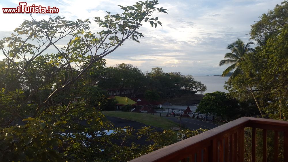 Immagine Uno scorcio dell'isola di Contadora, Panama, dal balcone di un resort. Siamo in una delle destinazioni turistiche più costose e desiderate delle Americhe. Un tempo, proprio in questi territori, gli spagnoli facevano la contabilità delle perle raccolte dall'oceano Pacifico e poi spedite verso il continente.