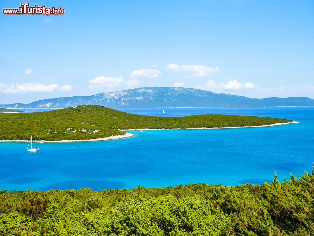 Immagine Uno scorcio dell'isola di Cres, arcipelago del Quarnero, Croazia. Situata a pochi chilometri di distanza dall'Istria, si estende per circa 405 km quadrati. Assieme alla vicina isola di Veglia, Cres è la più grande isola dell'Adriatico.