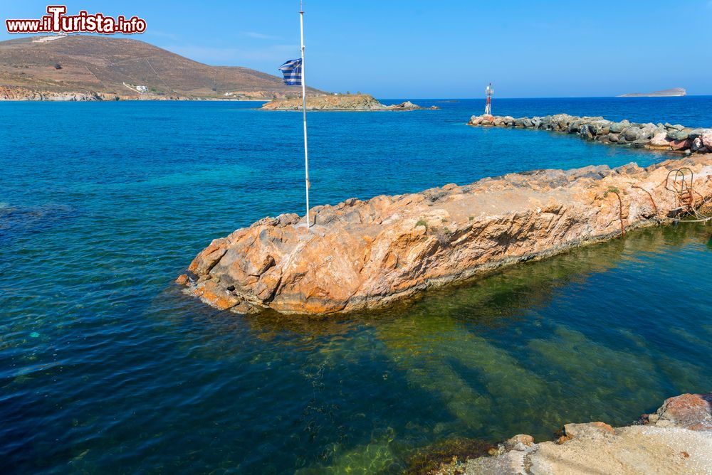 Immagine Uno scorcio dell'isola di Syro, Cicladi, con veduta del mare in una giornata estiva.