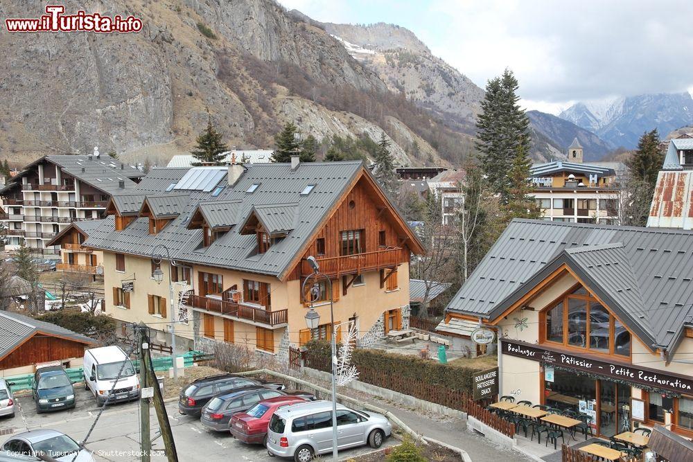 Immagine Uno scorcio dello ski resort di Valloire, Francia: con i suoi circa 1300 abitanti, Valloire è una moderna stazione di sport invernali - © Tupungato / Shutterstock.com