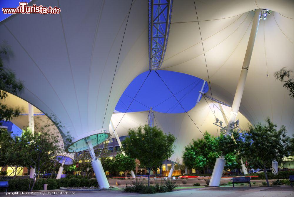 Immagine Uno scorcio dello Skysong di Scottsdale, Arizona, USA: il cortile e parte della struttura fotografate alla sera - © Chris Curtis / Shutterstock.com