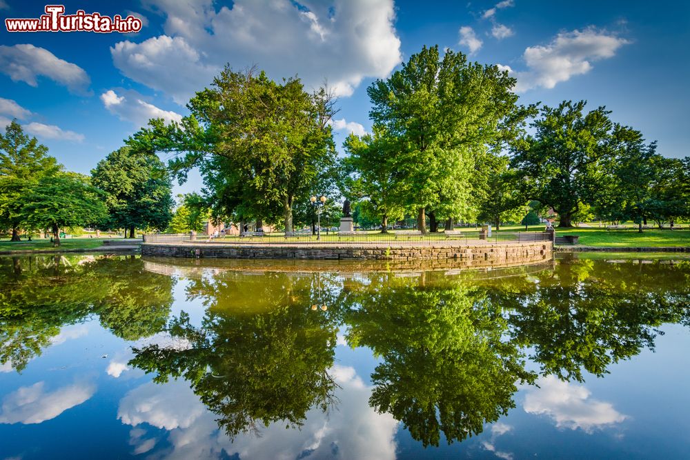 Immagine Uno scorcio dello stagno Lily al Bushnell Park di Hartford, Connecticut.