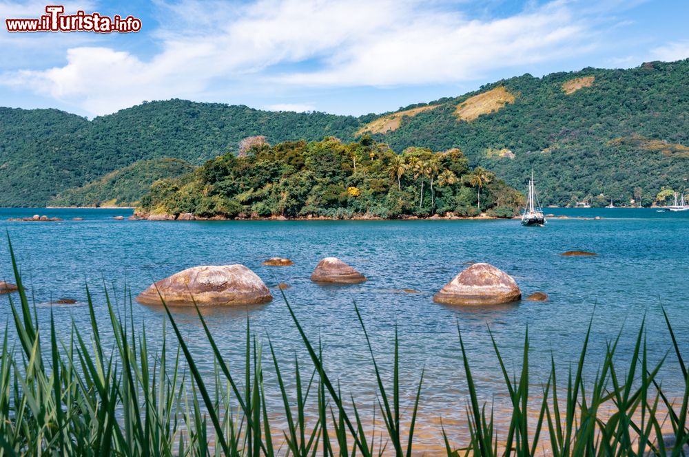 Immagine Uno scorcio dell'Oceano Atlantico visto dalla costa di Ilha Grande, stato di Rio de Janeiro, Brasile.