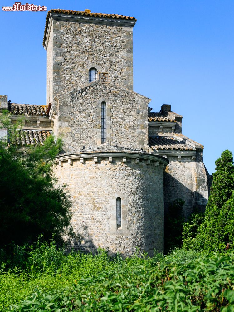 Immagine Uno scorcio dell'oratorio carolingio di Germigny-des-Pres, Francia: la forma a ferro di cavallo degli archi rivela un tocco orientale nella costruzione di questo edificio religioso ispirato dall'architettura dei sisigoti, dei mori, dei bizantini e degli armeni.