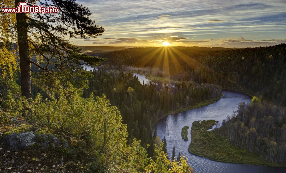 Immagine Uno scorcio dell'Oulanka National Park a Kuusamo, Finlandia. Foreste di pini, vallate fluviali con rapide e banchi sabbiosi, torbiere: la riserva si trova nei Comuni di Kuusamo e Salla.