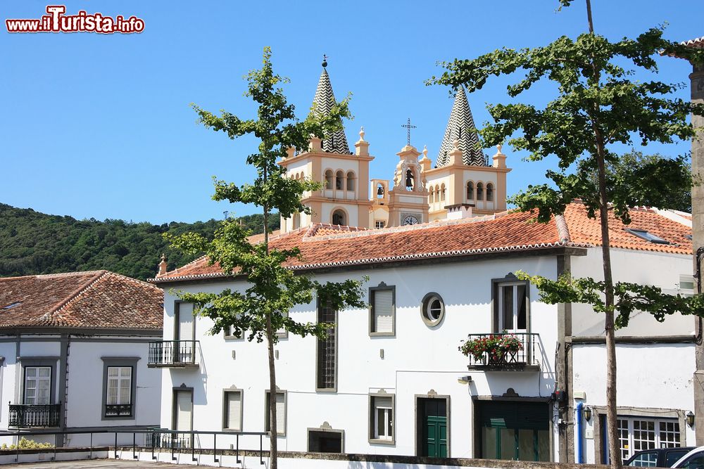 Immagine Uno scorcio di Angra do Heroismo, storica capitale dlele Azzorre, Portogallo. Sullo sfondo, i campanili della cattedrale del Santissimo Salvatore, edificio del XVI° secolo costruito in stile manierista.