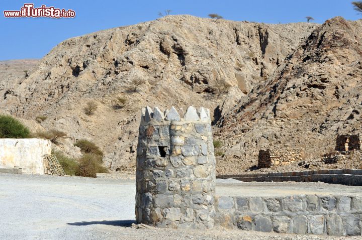 Immagine Uno scorcio di antiche rovine nell'Emirato di Ras al-Khaimah, Emirati Arabi Uniti. Sullo sfondo, i monti Hajjar, catena montuosa per lo più calcarea situata parallelamente alla costa del golfo di Oman - © 107652857 / Shutterstock.com