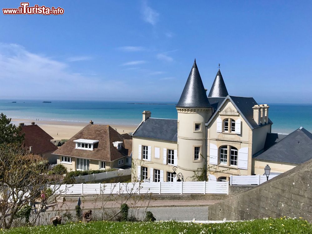 Immagine Uno scorcio di Arromanches-les-Bains e la sua spiaggia in Normandia