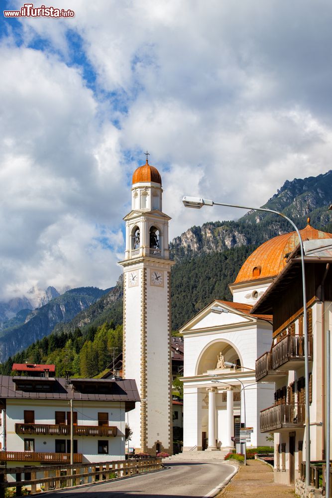 Immagine Uno scorcio di Auronzo di Cadore, Veneto: la chiesa, la torre e una stradina del borgo in provincia di Belluno.