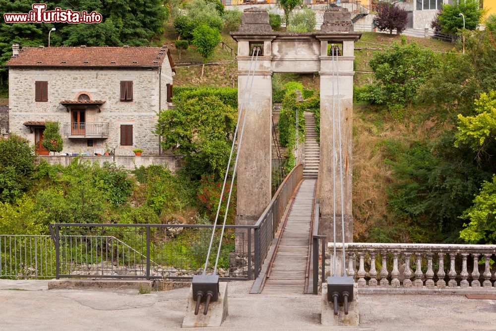 Immagine Uno scorcio di Bagni di Lucca con il celebre ponte (Toscana).