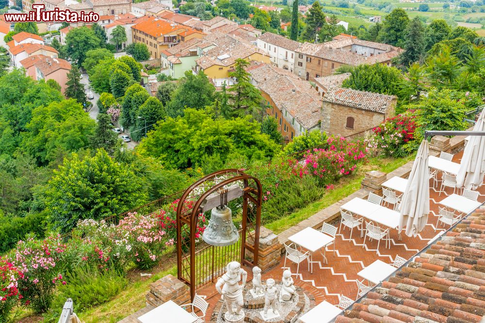 Immagine Uno scorcio di Bertinoro dalla terrazza di un ristorante italiano, Emilia Romagna. Siamo nel cuore della Romagna, sulle appendici delle prime colline forlivesi. Bertinoro domina un pittoresco paesaggio che raggiunge il mare.