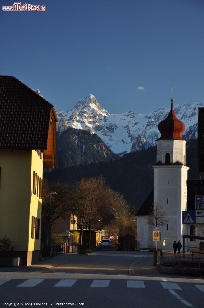 Immagine Uno scorcio di Bludenz (Austria) al calar del sole. Siamo nel Vorarlberg, uno dei 9 stati federati del territorio austriaco - © Vihang Ghalsasi / Shutterstock.com