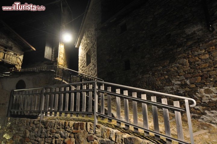 Immagine Uno scorcio notturno di Castello, la frazione che si trova sopra Gerola Alta, Lombardia.