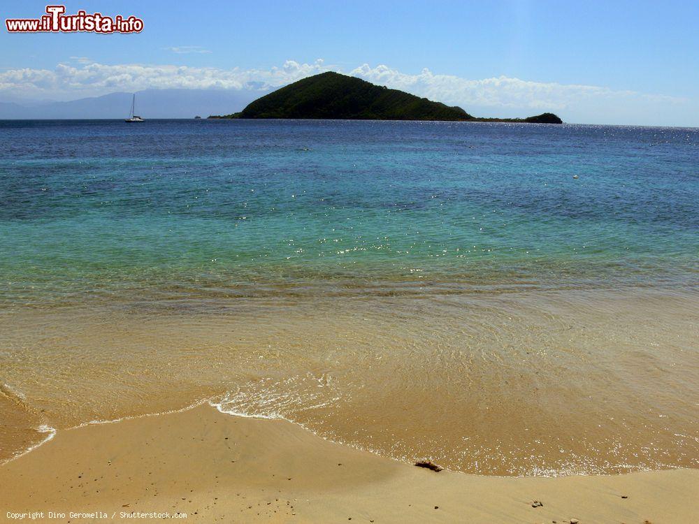 Immagine Uno scorcio di Cayo Mayor dalla spiaggia, arcipelago di Cayos Cochinos. Queste isole fanno parte di una riserva marina protetta: la barriera corallina di cui fanno parte è la seconda per estensione a livello mondiale - © Dino Geromella / Shutterstock.com