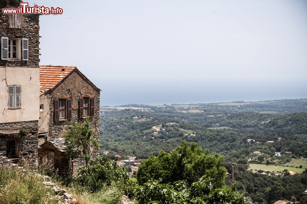 Immagine Uno scorcio di Cervione, villaggio tipico in Alta Corsica, a nord di Bastia (Francia)