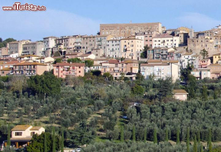 Immagine Uno scorcio di Chianciano Terme, Toscana, immersa nel verde del paesaggio naturale - © 226567882 / Shutterstock.com