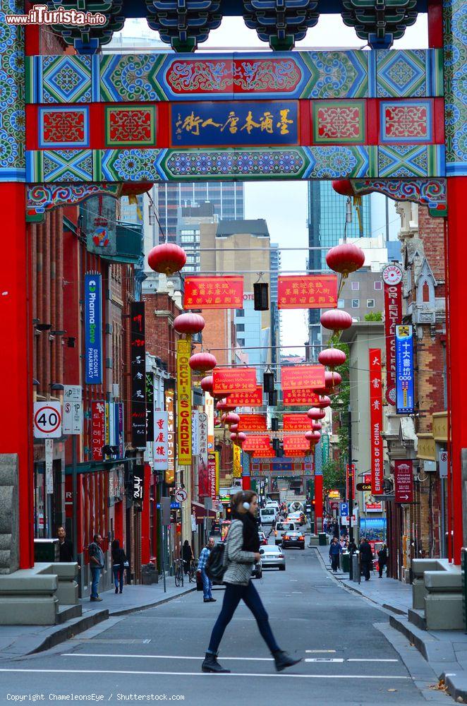 Immagine Uno scorcio di Chinatown a Melbourne, Australia. Dalla sua fondazione nel 1854 e con l'arrivo degli immigrati cinesi, questo quartiere è diventato una delle principali attrazioni turistiche della città - © ChameleonsEye / Shutterstock.com