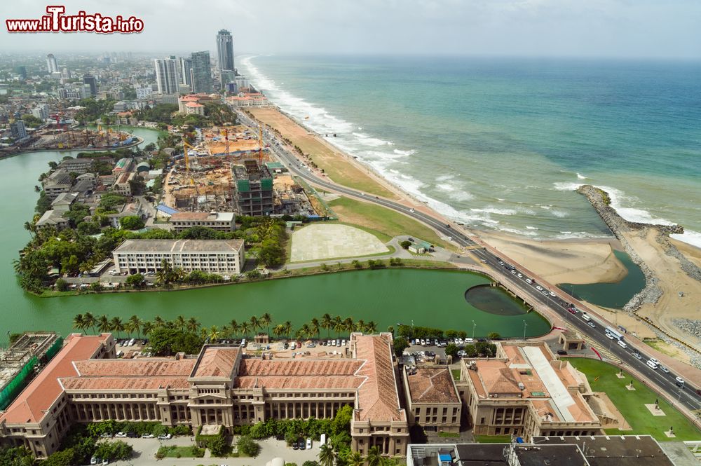 Immagine Uno scorcio di Colombo vista dall'alto: Galle Face Green è un parco urbano di 5 ettari affacciato sull'oceano.