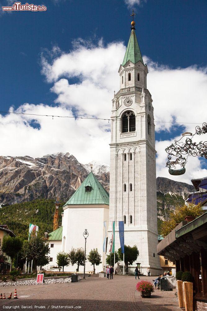 Immagine Uno scorcio di Cortina d'Ampezzo, Veneto, con hotels e chiesa. Sullo sfondo, il Gruppo montuoso Tofana - © Daniel Prudek / Shutterstock.com