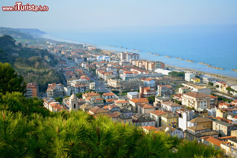 Immagine Uno scorcio di Cupra Marittima (Ascoli Piceno) vista dall'alto. Splendida cittadina marchigiana della Riviera delle Palme, Cupra Marittima vanta un borgo medievale dalla forma allungata adagiato su un promontorio che domina l'abitato moderno.