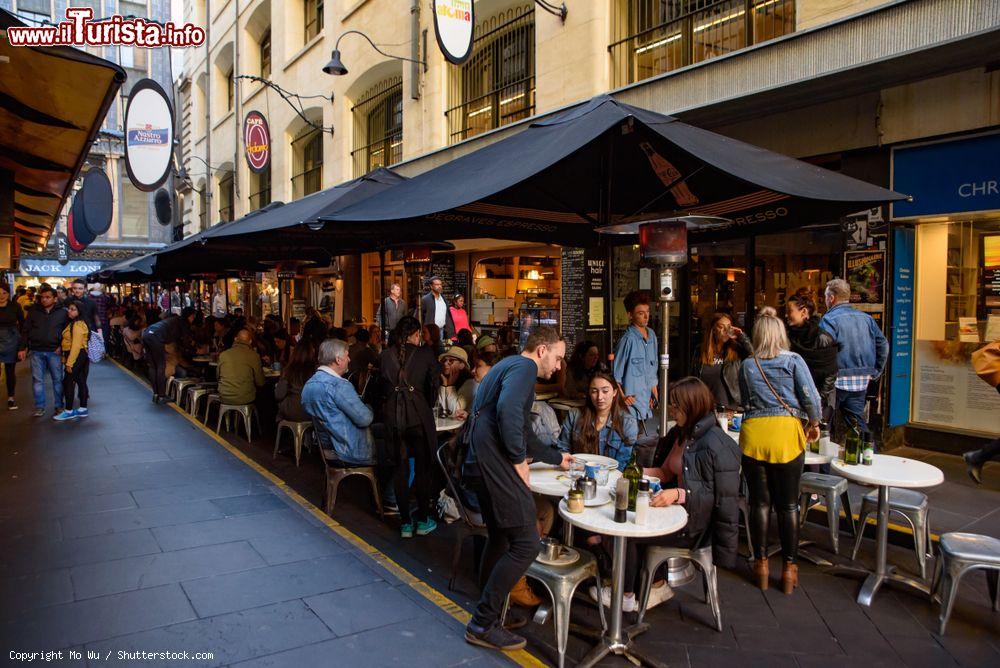 Immagine Uno scorcio di Degraves Street con ristoranti, locali e negozi a Melbourne (Australia) - © Mo Wu / Shutterstock.com