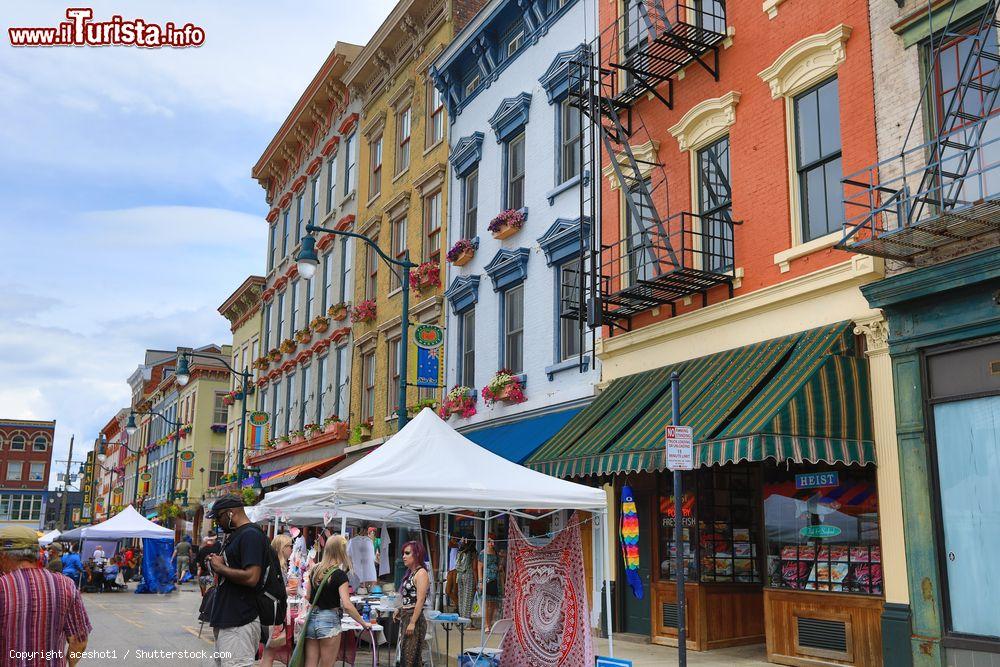 Immagine Uno scorcio di Findlay Market a Cincinnati, Ohio. E' uno dei mercati contadini alla moda del distretto storico Over the Rhine della città americana - © aceshot1 / Shutterstock.com