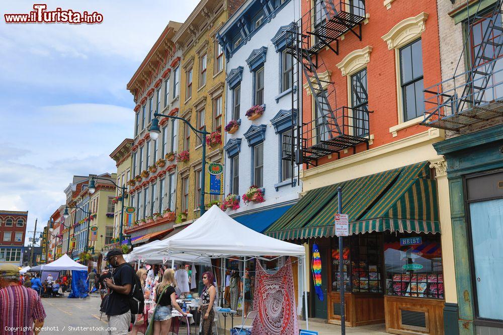 Immagine Uno scorcio di Findlay Market a Cincinnati, Ohio. E' uno dei mercati contadini alla moda del distretto storico Over the Rhine della città americana - © aceshot1 / Shutterstock.com