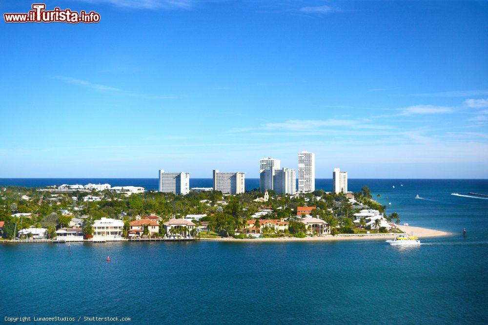 Immagine Uno scorcio di Fort Lauderdale, Florida, vista da una nave crociera alla partenza dal porto - © LunaseeStudios / Shutterstock.com