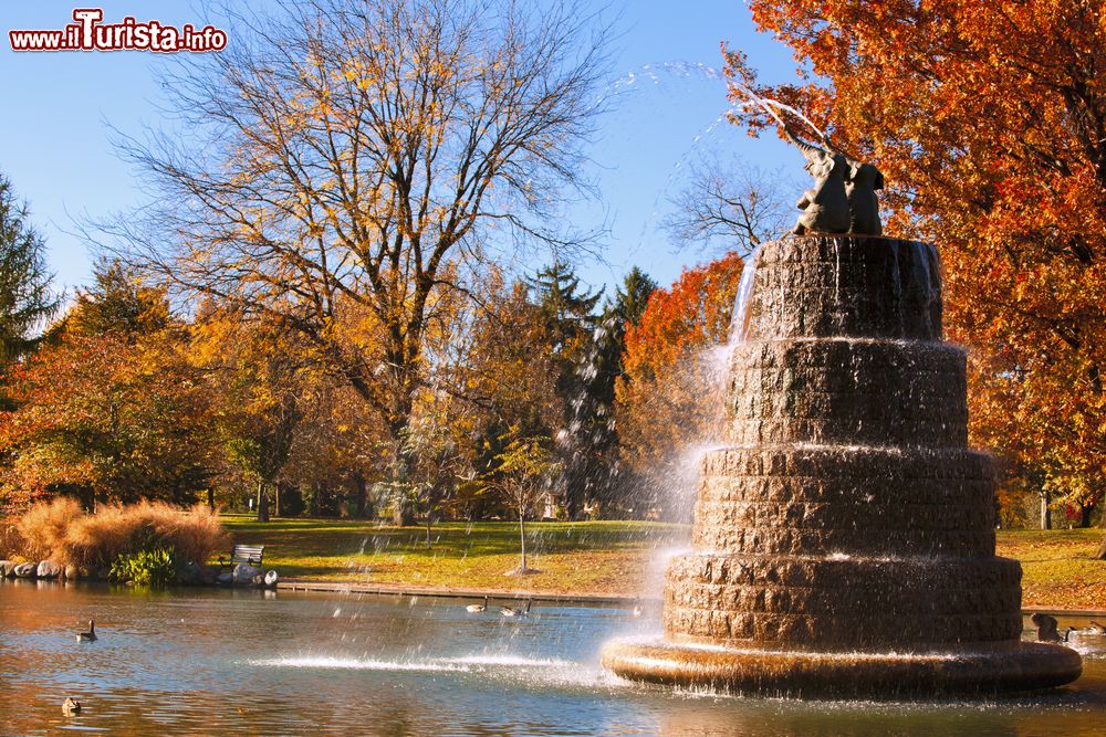 Immagine Uno scorcio di Goodale Park nell'area del Victorian Village di Columbus, Ohio. Si estende per 32 acri e rappresenta il più antico parco verde della città.