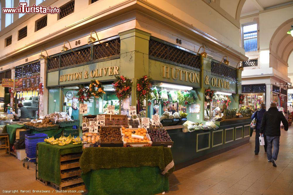 Immagine Uno scorcio di Grainger Market a Newcastle upon Tyne, Inghilterra. Inaugurato nel 1835, questo mercato prende il nome da Richard Grainger, costruttore e imprenditore. All'epoca era il più grande della Gran Bretagna con circa 240 fra negozi e bancarelle su un'area di 12 ettari - © Marcel Brekelmans / Shutterstock.com