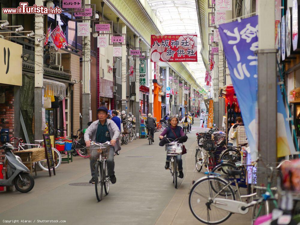 Immagine Uno scorcio di Higashimuki Minamimachi Avenue nella città di Nara, Giappone: in questa via dello shopping i turisti possono trovare ristoranti e negozi di souvenir e articoli tipici giapponesi - © Alarax / Shutterstock.com