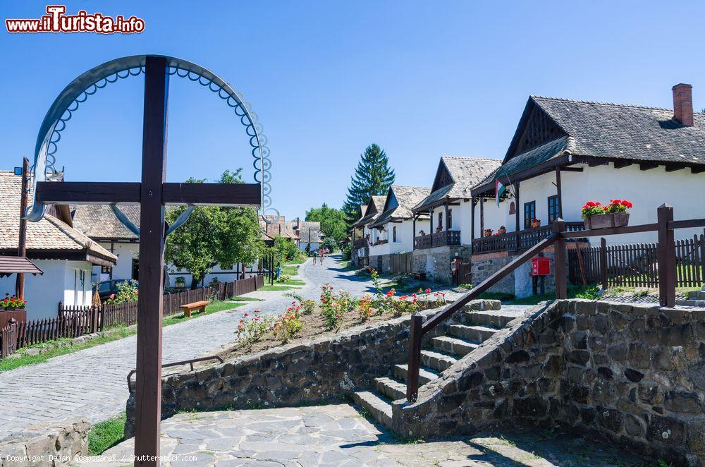 Immagine Uno scorcio di Holloko, Ungheria: si tratta di 167 edifici protetti che fanno di questo borgo un villaggio reale inserito dall'Unesco fra i patrimoni dell'umanità  - ©  Dejan Gospodarek / Shutterstock.com