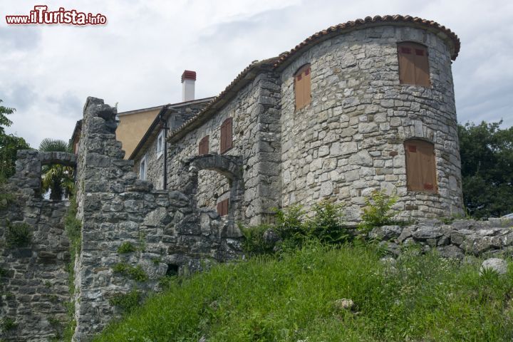 Immagine Uno scorcio di Hum il borgo della Croazia - © Jakub.it / Shutterstock.com