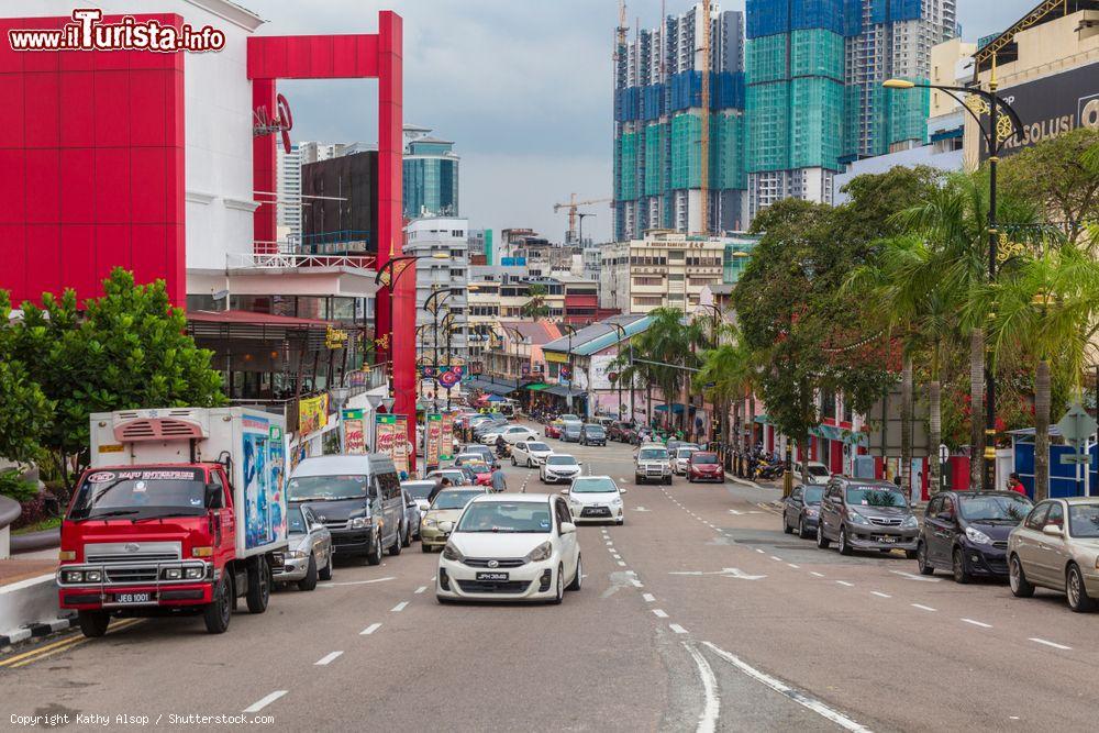 Immagine Uno scorcio di Jalan Ungku Puan, strada a Johor Bahru (Malesia) - © Kathy Alsop / Shutterstock.com