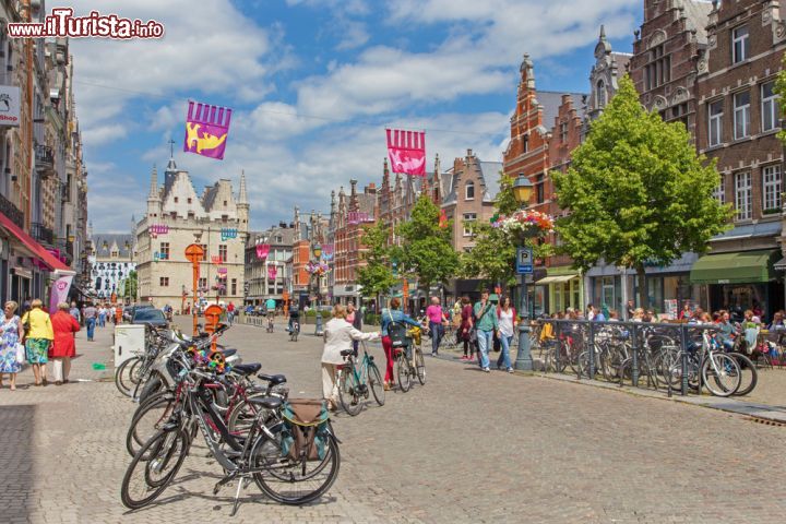 Immagine Uno scorcio di Jzerenleen Street nella cittadina di Mechelen, Belgio. Sullo sfondo l'edificio gotico del Groot Begijnhof dichiarato patrimonio dell'umanità dall'Unesco - © 201137129 / Shutterstock.com