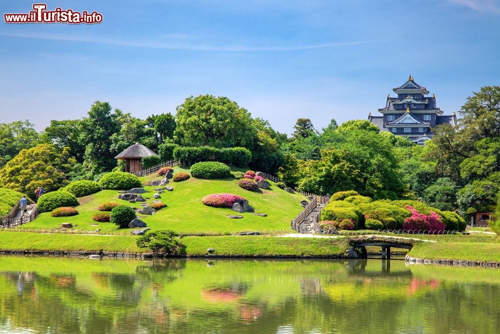 Immagine Uno scorcio di Korakuen Park a Okayama, Chogoku (Giappone). E' considerato uno dei tre grandi giardini del paese; completato nel 1700, ha successivamente subito modifiche e trasformazioni fino a raggiungere la forma attuale nel 1863.
