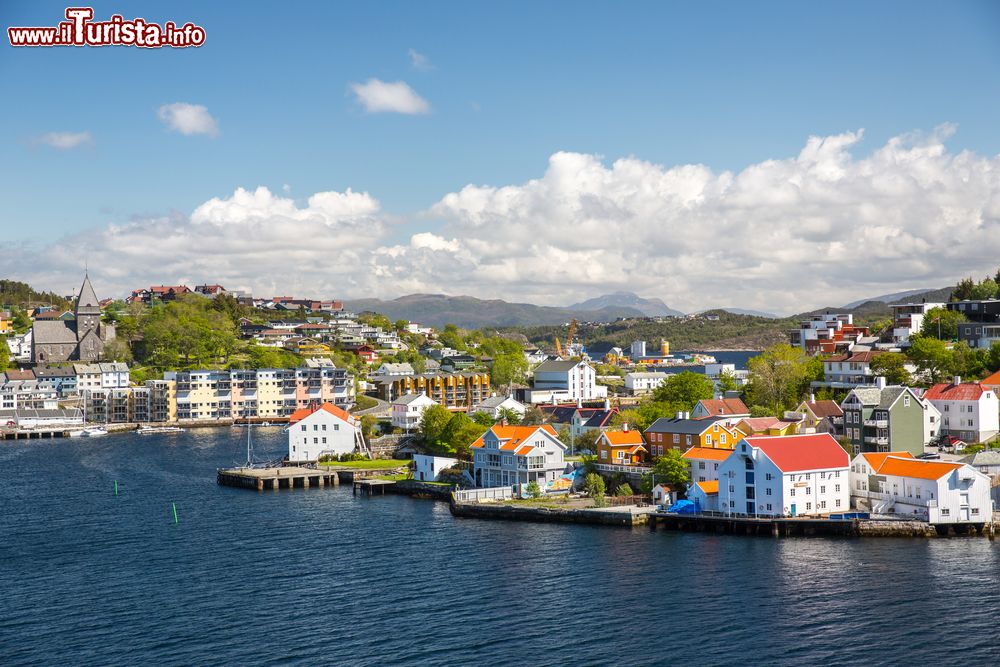 Immagine Uno scorcio di Kristiansund, Norvegia, dall'alto, in una giornata di sole.