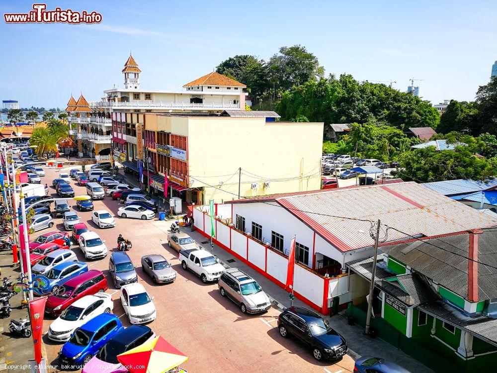 Immagine Uno scorcio di Kuala Terengganu nel sultanato di Terengganu, Malesia. Questa località è la cittadina più trafficata dello stato - © ellinnur bakarudin / Shutterstock.com