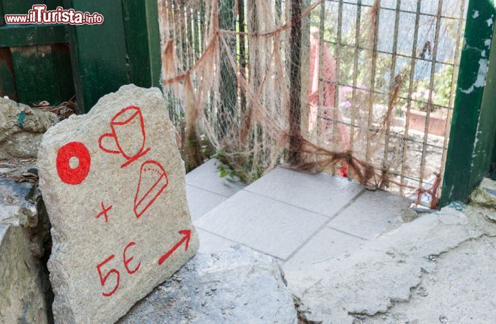 Immagine Uno scorcio di Lavagna, reti di pescatori e insegna di un bar lungo le stradine del centro storico