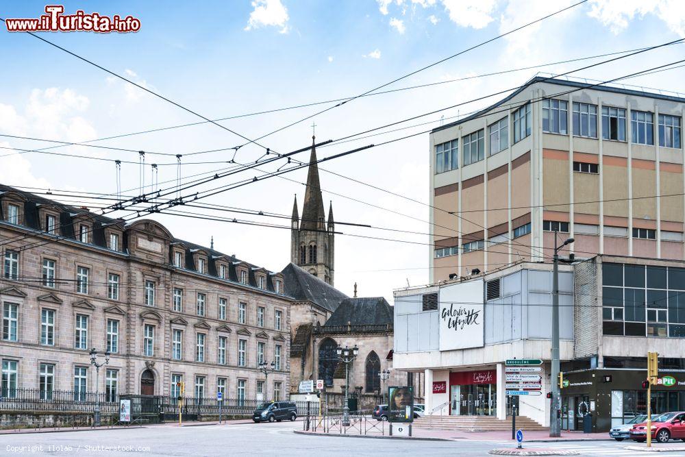 Immagine Uno scorcio di Limoges (Francia) con la chiesa di Saint Pierre of Queyroix - © ilolab / Shutterstock.com