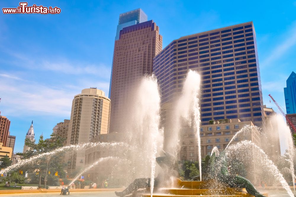 Immagine Uno scorcio di Logan Square a Philadelphia, Pennsylvania, con fontane e edifici sullo sfondo. Questa bella piazza è stata progettata dallo sculture Alexander Calder.