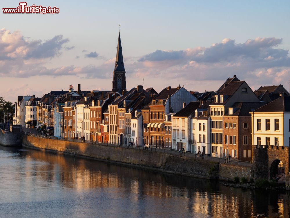 Immagine Uno scorcio di Maastricht in Olanda al tramonto. Siamo nel Limburg, nel sud del paese.