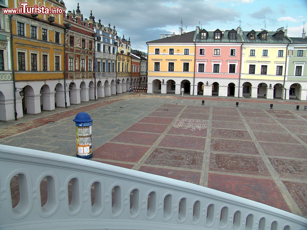 Immagine Uno scorcio di Market Square a Zamosc, Polonia. Definita "perla del Rinascimento" questa cittadina è stata aggiunta nella lista dei patrimoni dell'umanità dell'Unesco nel 1992. Su Piazza del Mercato si affacciano alcune antiche abitazioni appartenute a mercanti armeni decorate in maniera particolare.