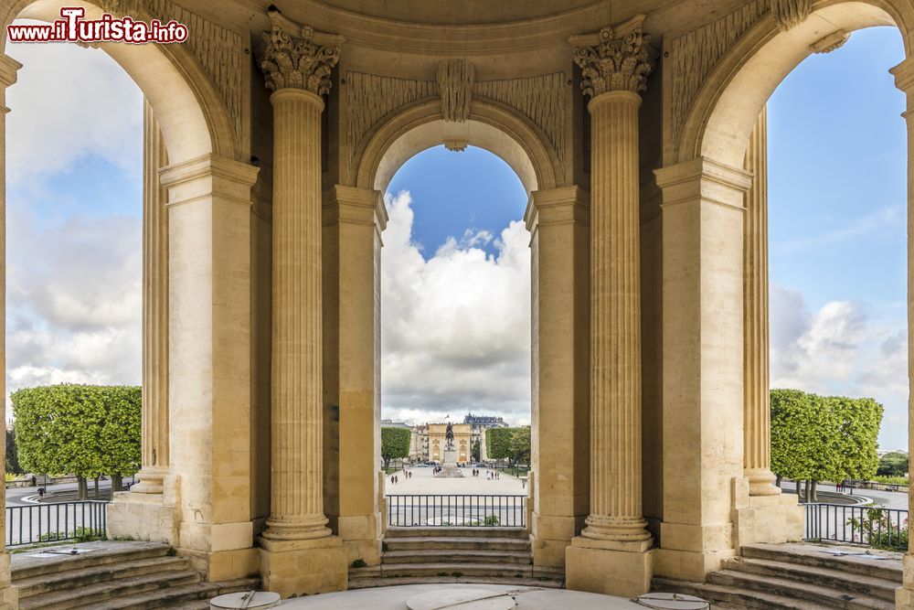 Immagine Uno scorcio di Montpellier attraverso un arco al parco Peyrou, Occitania, Francia.