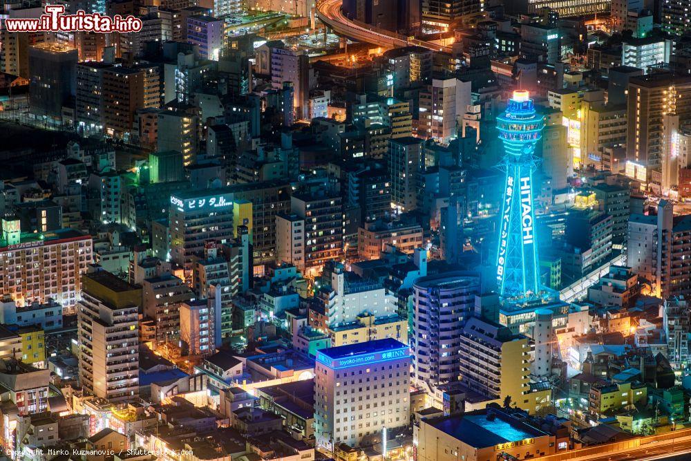 Immagine Uno scorcio di Osaka by night con la Tsutenkaku Tower, Giappone. Situata alla foce dei fiumi Yodo e Yamato, Osaka sorge sull'isola di Honshu - © Mirko Kuzmanovic / Shutterstock.com